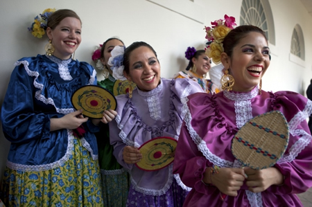 Description: Dancers watch as President Barack Obama delivers remarks at a Cinco de Mayo event (May 4, 2012)